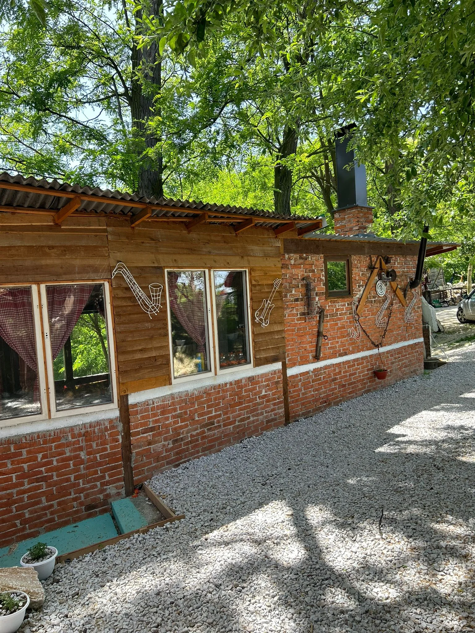 Chalupa zvenku
